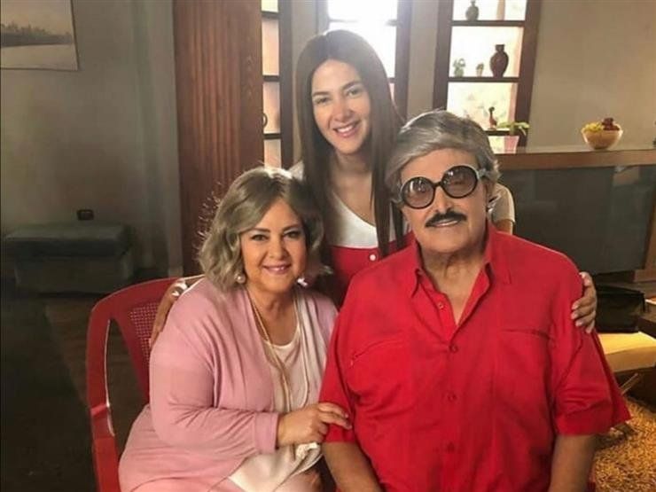 دنيا سمير غانم ترتدي سلسلة رقيقة تحمل إسم والديها – شاهد