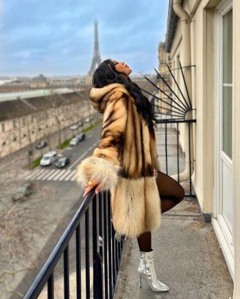 شاهد .. هيفا وهبي بإطلالة شتوية مميزة.. والجمهور يشيد بجمالها الدائم!