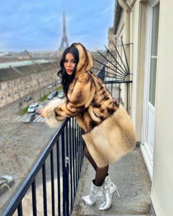 شاهد .. هيفا وهبي بإطلالة شتوية مميزة.. والجمهور يشيد بجمالها الدائم!