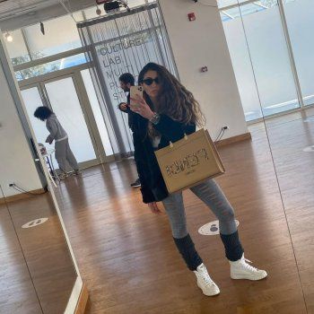 شاهد .. سعر حقيبة يد دينا الشربيني المرتفع جداً يحدث ضجة!