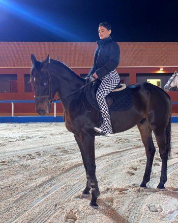 شاهد .. شوق الهادي تحدث ضجة بصورها مع الخيل!