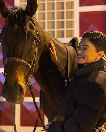 شاهد .. شوق الهادي تحدث ضجة بصورها مع الخيل!