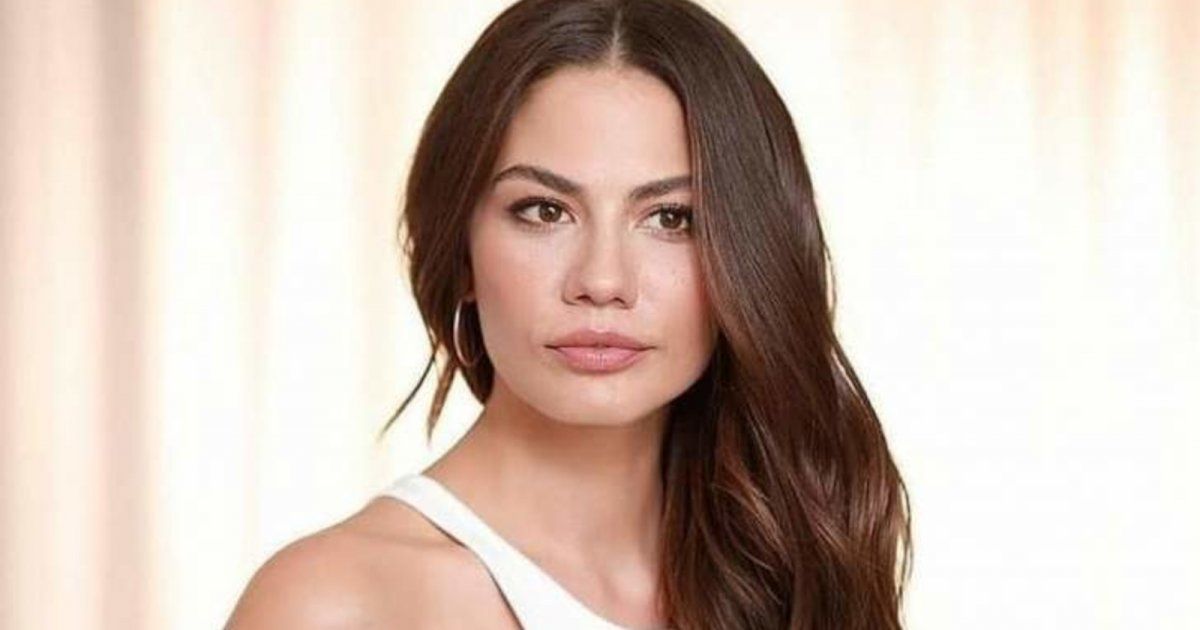 شاهد .. بالصورة- ديميت أوزديمير بإطلالة ساحرة..وأقراط أذنيها حديث المتابعين