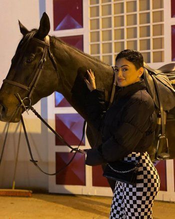 شاهد .. شوق الهادي تحدث ضجة بصورها مع الخيل!