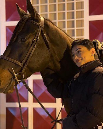 شاهد .. شوق الهادي تحدث ضجة بصورها مع الخيل!