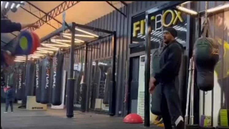 بالفيديو .. البلدوزر أحمد العوضي يكشف عن شخصيته القتالية – شاهد