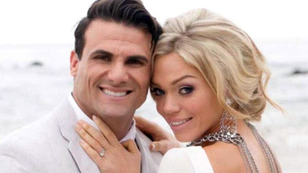 الصاروخ ملكة جمال أمريكا مرمية في الشارع مع المشردين – شاهد