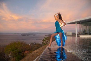 شاهد .. ماهلاغا جابري تتألق بإطلالتها على البحر في بيت من زجاج! -بالصور