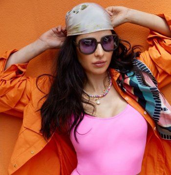 شاهد .. كاترينا كيف بجلسة تصوير مميزة.. وملابسها متعددة الألوان