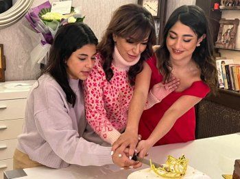 شاهد .. بالصور- النجوم يحتفلون بعيد ميلاد أمل عرفة بسهرة عشاء