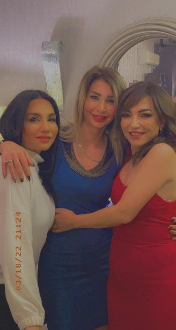 شاهد .. بالصور- النجوم يحتفلون بعيد ميلاد أمل عرفة بسهرة عشاء