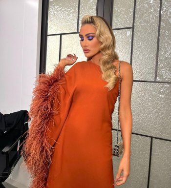 شاهد .. مايا دياب بإطلالة خارجة عن المألوف.. والجمهور يشيد بتميزها