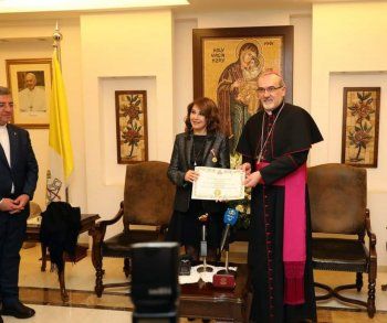 شاهد .. ماجدة الرومي تُمنح وسام الصليب الذهبي للبطريركية اللاتينية تقديرا لجهودها في خدمة الكنيسة والوطن