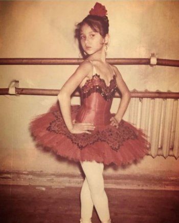 شاهد .. كبرت وأصبحت راقصة باليه وممثلة محترفة.. خمنوا من هذه الطفلة!