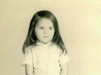 شاهد .. كبرت وأصبحت راقصة باليه وممثلة محترفة.. خمنوا من هذه الطفلة!