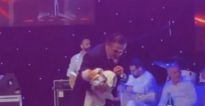 راغب علامة يغني وهو يحتضن طفل رضيع في حفله الأخير – شاهد