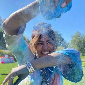 شاهد .. بريانكا شوبرا ونيك جوناس يحتفلان بمهرجان الألوان.. وصور تظهر عفويتهما