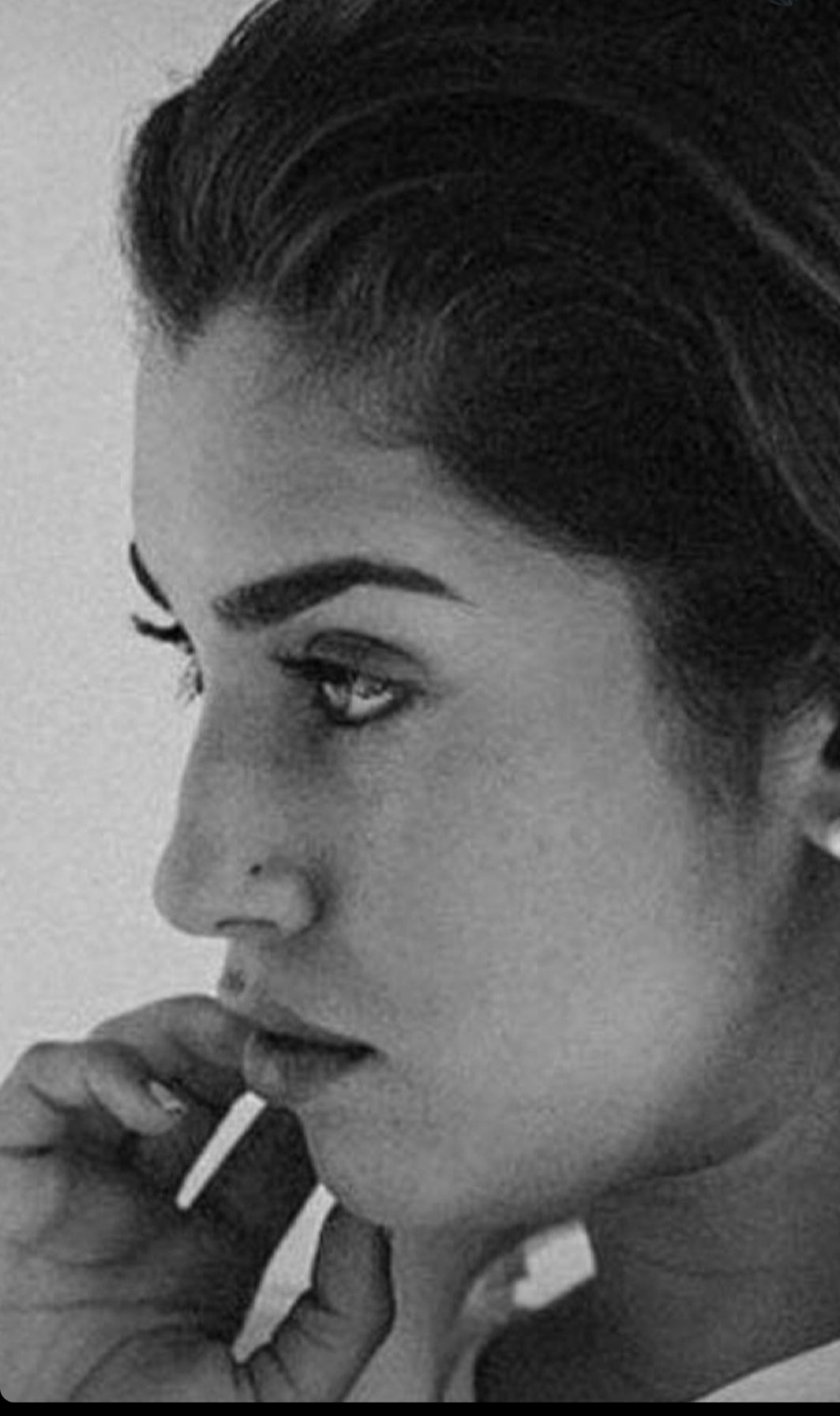 ايتن عامر تخطف الانظار بصورة بالابيض والاسود- شاهد