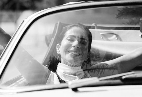 من داخل سيارة مشكوفه .. مني زكي تخطف الانظار بأحدث جلسة تصوير لها