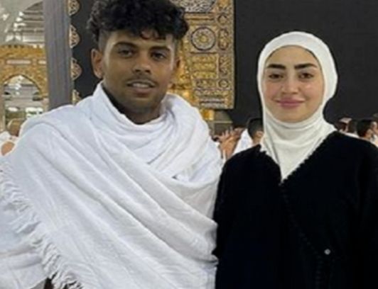 أحمد عفروتو يؤدي العمرة مع “صاحبته”.. والجمهور يستشيط غضباً !