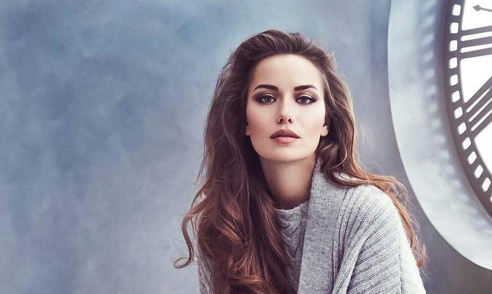 شاهد .. فهرية أفجين زوجة بوراك أوزجيفيت برفقة هذا النجم في جورجيا