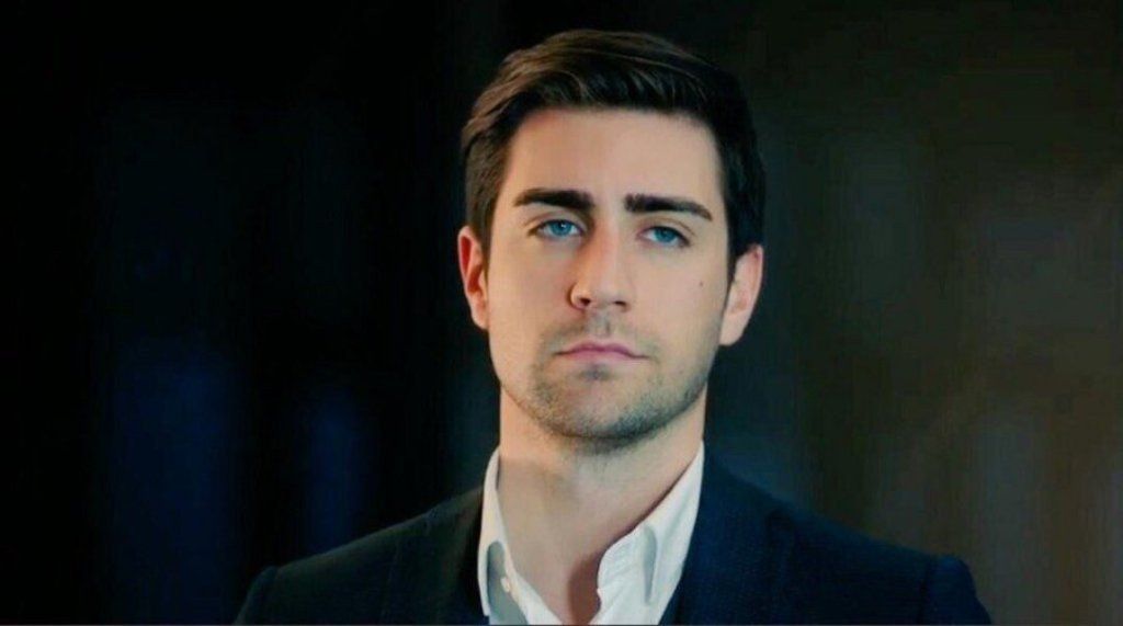 شاهد .. فيديو لتساقط الثلوج على تشاغلار أرطغرل وزميلته وهذا ما فعله