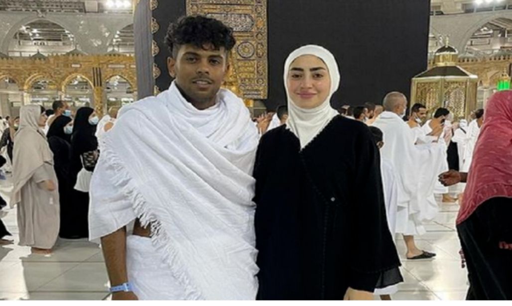 أحمد عفروتو يؤدي العمرة مع “صاحبته”.. والجمهور يستشيط غضباً !