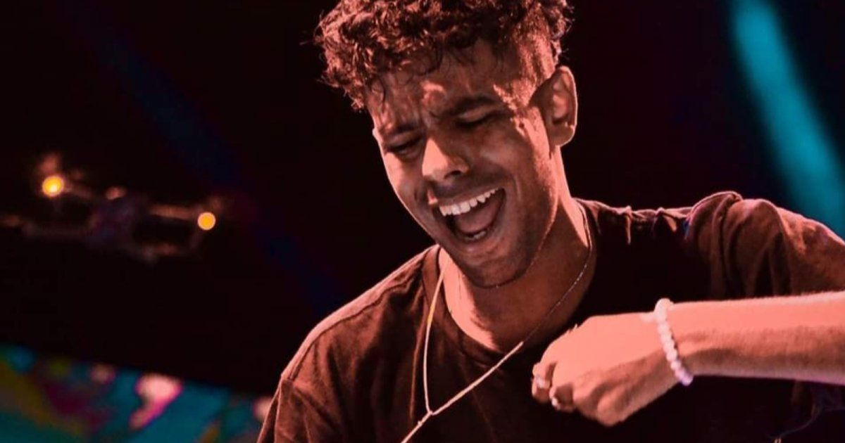 شاهد .. بالصور- مغني الراب عفروتو يؤدي مناسك العمرة مع صديقته ويعلق " ليس حرامًا"!