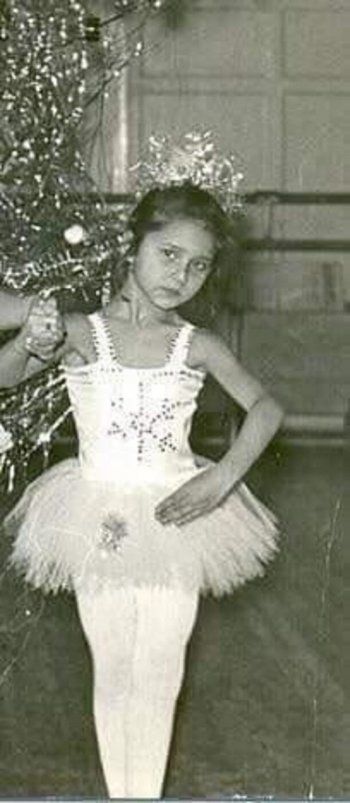 شاهد .. كبرت وأصبحت راقصة باليه وممثلة محترفة.. خمنوا من هذه الطفلة!