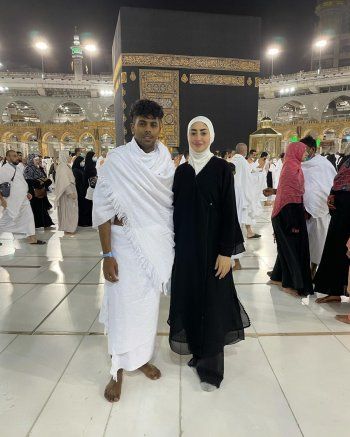 شاهد .. بالصور- مغني الراب عفروتو يؤدي مناسك العمرة مع صديقته ويعلق " ليس حرامًا"!