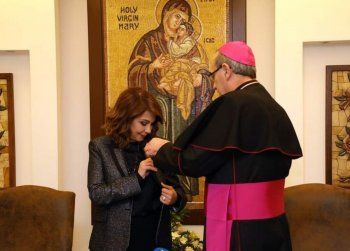 شاهد .. ماجدة الرومي تُمنح وسام الصليب الذهبي للبطريركية اللاتينية تقديرا لجهودها في خدمة الكنيسة والوطن