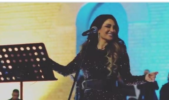 ديانا حداد تنثر الفرح وتشعل مسرح مهرجان بابل بالعراق – صور