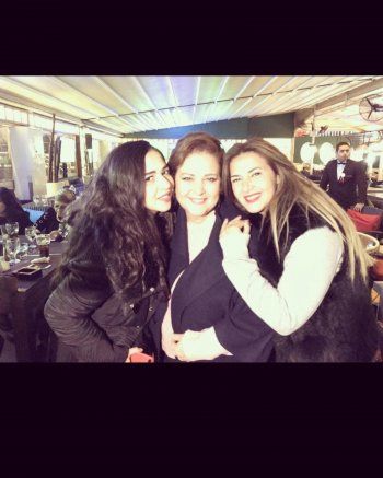 شاهد .. بالصورة- إيمي سمير غانم ترثي والدتها دلال عبد العزيز بعيد الأم وهكذا عبرت عن شوقها لها