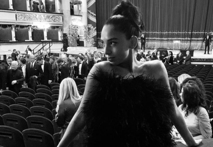 بفستان مكشوف الصدر .. سلمي ابو ضيف تسحر متابعيها