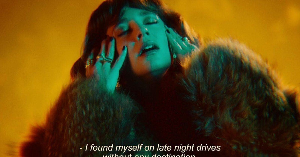 شاهد .. بالفيديو- عزيزة تطلق أغنيتها الجديدة وتبكي بحرقة