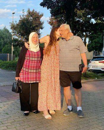 شاهد .. في عيد الأم.. نسرين طافش تحتفل بوالدتها ووالدها!