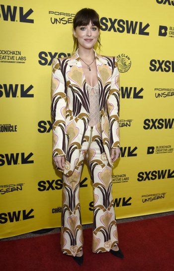 شاهد .. بالصورة - داكوتا جونسون تتألق ببذلة نسائية من علامة فاخرة