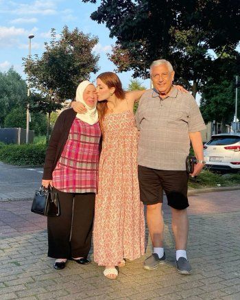 شاهد .. في عيد الأم.. نسرين طافش تحتفل بوالدتها ووالدها!