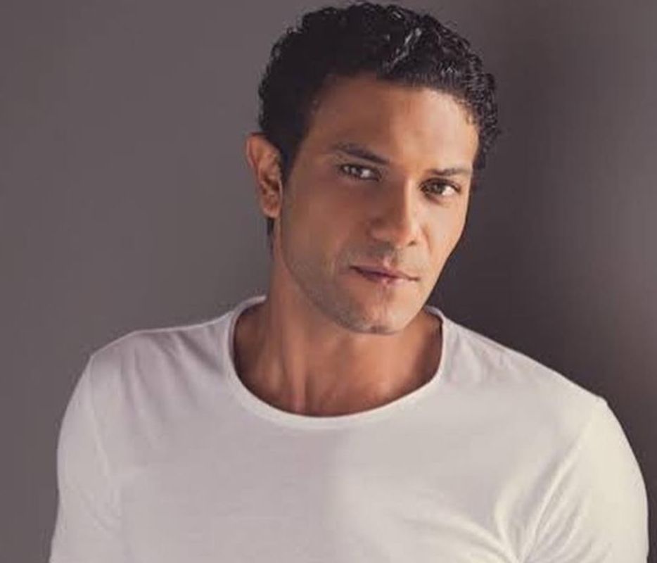 آسر ياسين لوالدته في عيد الام :” كل سنه وانتي طيبه نوني”