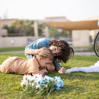 شاهد .. لاميتا فرنجية تستمتع بالأجواء المشمسة مع طفليها