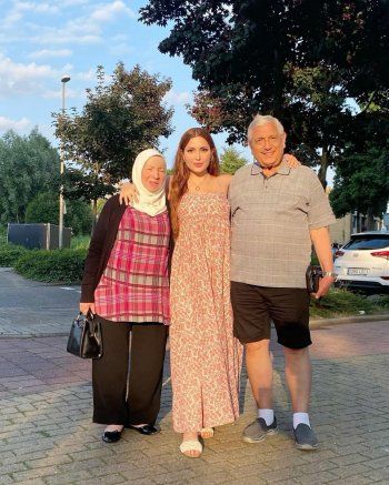 شاهد .. في عيد الأم.. نسرين طافش تحتفل بوالدتها ووالدها!