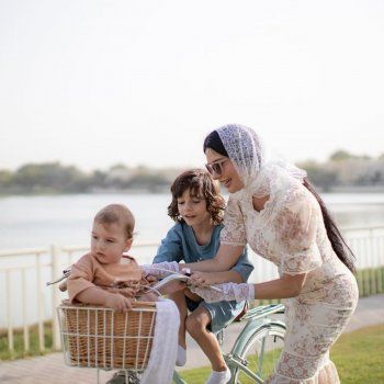 شاهد .. لاميتا فرنجية تستمتع بالأجواء المشمسة مع طفليها