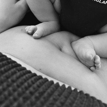 شاهد .. كايلي جينر تنشر أحدث صورة لطفلها وتشوق الجمهور لفيديو يوثق لحظات حملها حتى الولادة