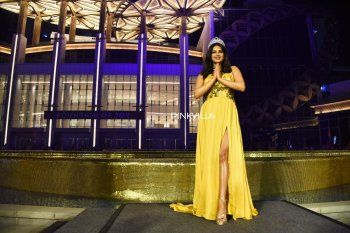 شاهد .. بالفيديو - ملكة جمال الكون تحمل على الأكتاف في مومباي وسط إستقبال حاشد..وإطلالتها حديث الجمهور