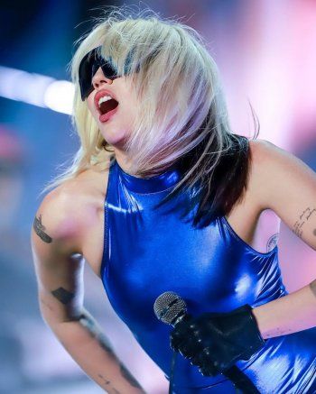 شاهد .. مايلي سايرس تتعرض للإنتقادات بسبب حركاتها على المسرح – بالصور