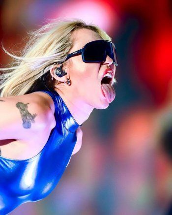 شاهد .. مايلي سايرس تتعرض للإنتقادات بسبب حركاتها على المسرح – بالصور