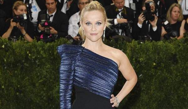 شاهد .. بالفيديو - ريس ويذرسبون تحتفل بالربيع على طريقتها