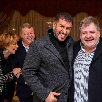 شاهد .. صور رومانسية تجمع شام الذهبي وزوجها وطرافة فائق حسن وأيمن الذهبي حديث المتابعين