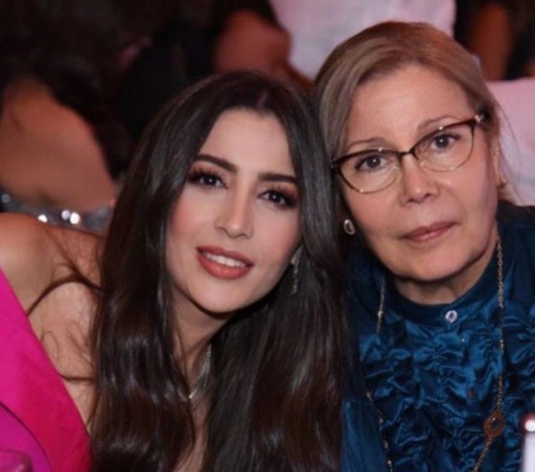 “قطعة من قلبي وروحي” .. جنات تتغزل في والدتها- شاهد