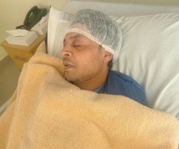 شاهد .. انتشار صورة لـ طارق الشيخ من المستشفى والقائمين على صفحته يطلبون الدعاء